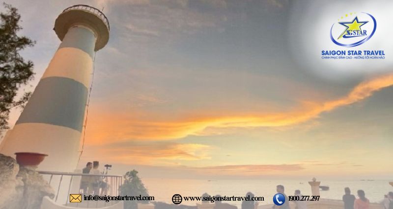 Hải đăng trong chiều tà ngập ánh hoàng hôn