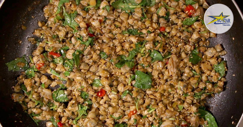 Hến sau khi đã xào cùng các gia vị Hến sau khi đã xào cùng các gia vị