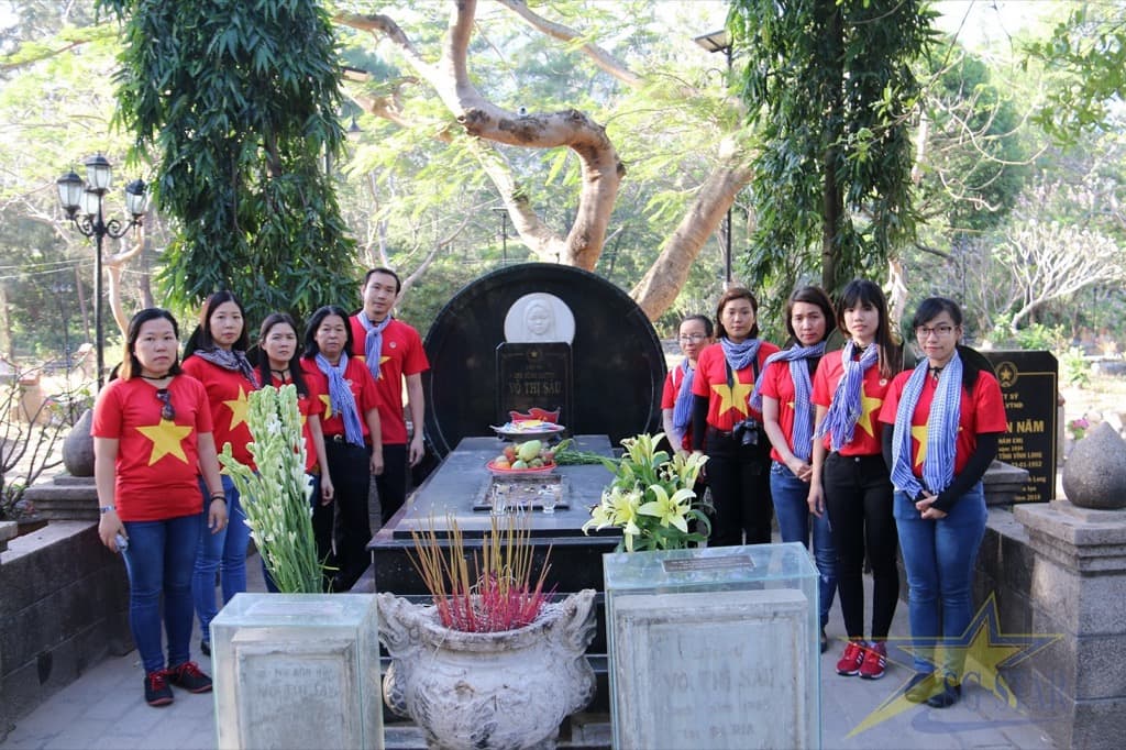 Tất tần tật kinh nghiệm đi Côn Đảo cho người đi lần đầu. | Saigon Star Travel Ăn mặc kín đáo khi tham quan các điểm du lịch tâm linh - Mộ chị Võ Thị Sáu