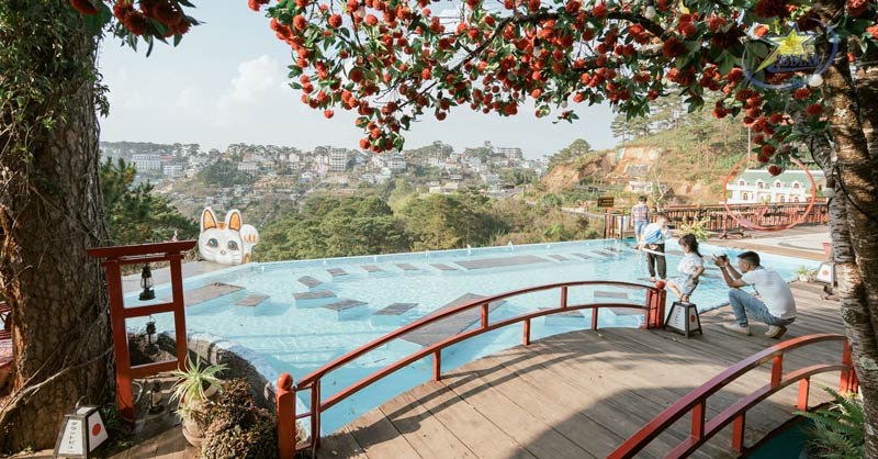 Hồ nước vô cực với góc view nhìn ra thành phố đầy sinh động