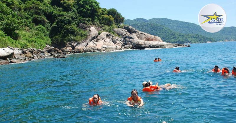 Bãi Ông Lang Phú Quốc – Chơi Gì, Ăn Gì Tại Maldives Của Đảo Ngọc? | Saigon Star Travel Hoạt động tắm biển, phơi nắng trên cát tại Bãi Ông Lang