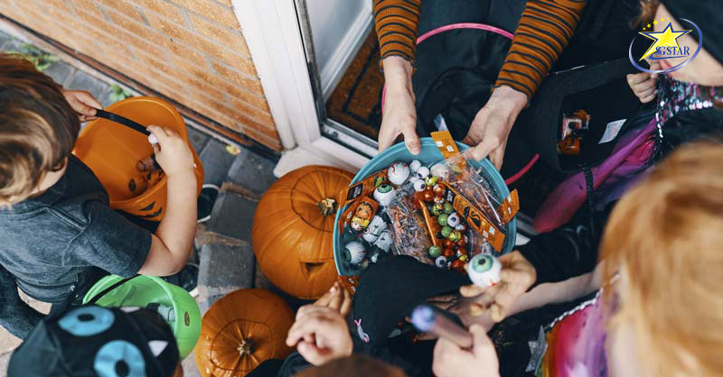 Halloween là gì? Nguồn gốc & ý nghĩa ngày lễ Halloween? | Saigon Star Travel Trick-or-treat là hoạt động nổi tiếng nhất trong những ngày lễ Halloween