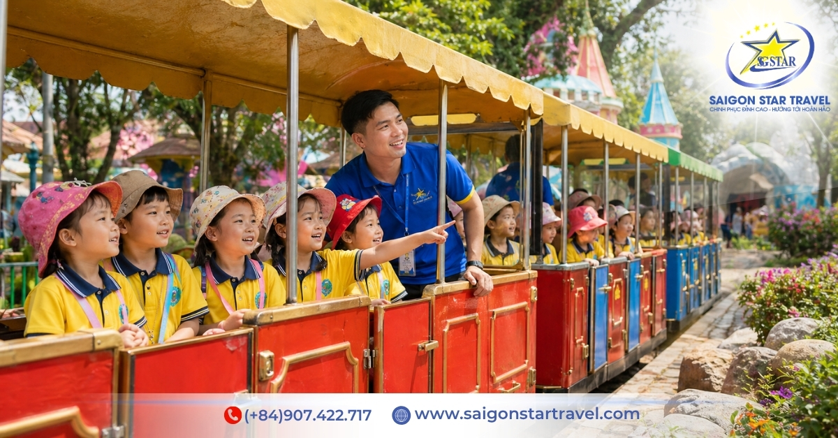 Đoàn học sinh mầm non đi xe lửa tham quan công viên Đầm Sen