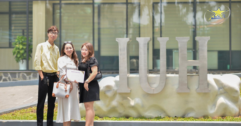 CEO Lê Thị Thanh Thuỷ cùng đại diện Saigon Star Travel chụp hình lưu niệm