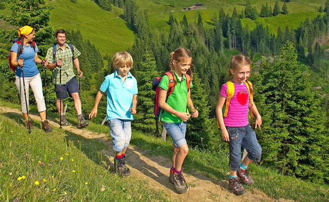 Kinh Nghiệm Chuẩn Bị Hành Lý Du Lịch Tết 2025 Cho Cả Gia Đình | Saigon Star Travel Trang phục dã ngoại cho trẻ em - Kinh nghiệm cơ bản dành cho bố mẹ - Tư Vấn Du  Lịch Trải Nghiệm