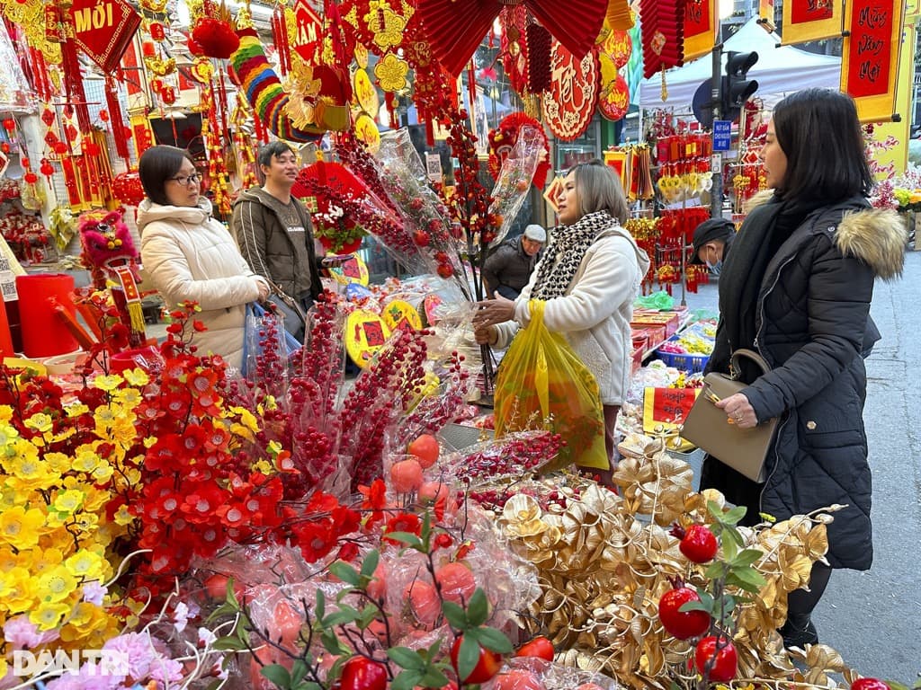Mua sắm dịp Tết 2025 tiết kiệm cho gia đình khi đi du lịch | Saigon Star Travel Chợ  Tết Phố Cổ địa điểm lí tưởng mua sắm dịp Tết