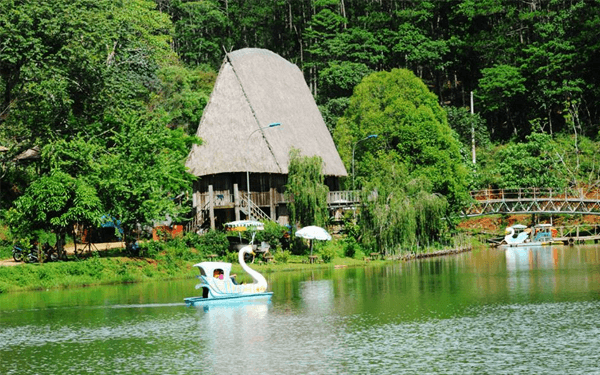 tour-tay-nguyen-30-4-chim-dam-vao-ve-dep-cua-doi-mat-pleiku-2