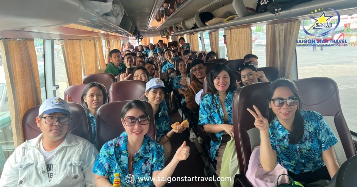 Đoàn khách du lịch của Saigon Star Travel trên xe du lịch