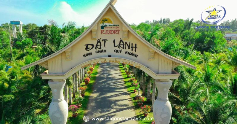 Cổng vào resort đất lành