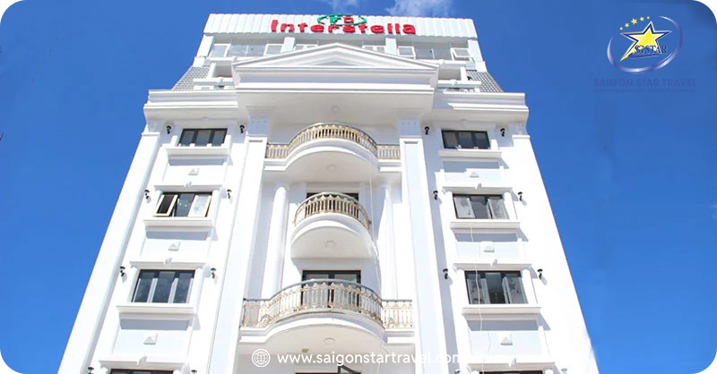 1 góc nhìn từ bên ngoài của khách sạn Interstella Hotel Đà Lạt