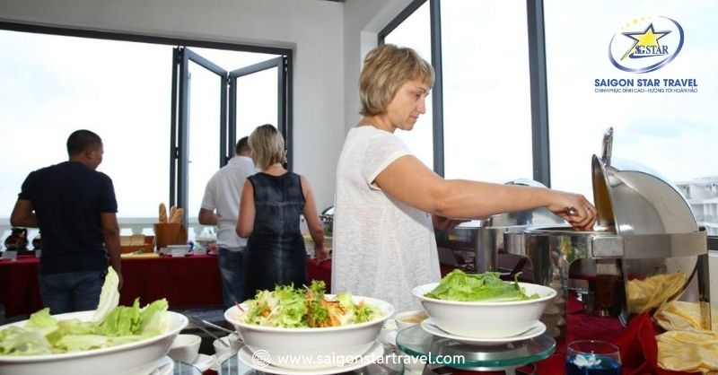 Bữa sáng buffet hoặc kiểu Á được phục vụ hàng ngày