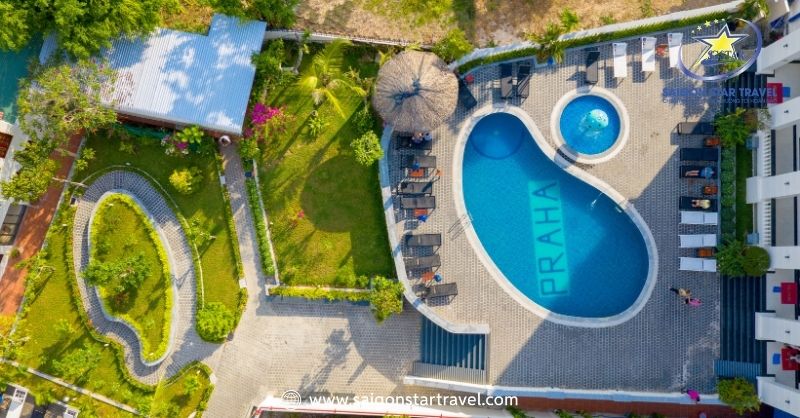 Hồ bơi tại khách sạn PRAHA