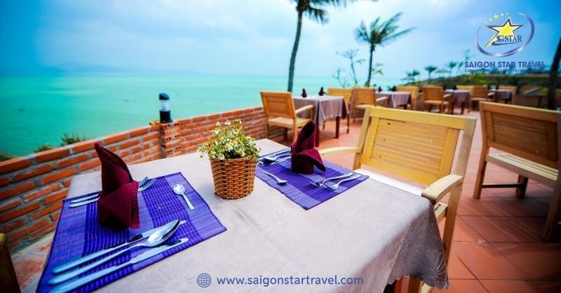 Tận hưởng bữa ăn tại AURORA Villas & Resort