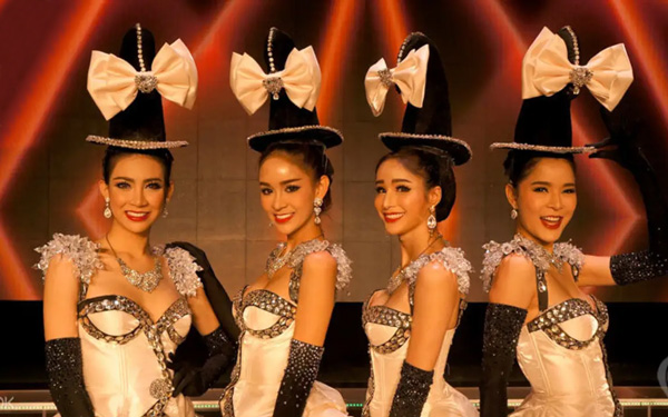 Khám phá cuộc sống sôi động Pattaya về đêm | Saigon Star Travel Các diễn viên tại Show Tiffany