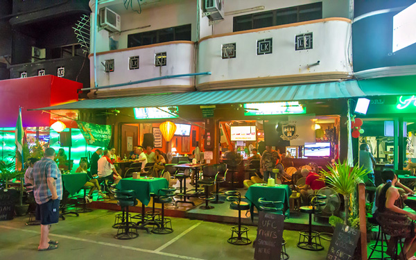 Khám phá cuộc sống sôi động Pattaya về đêm | Saigon Star Travel Các khu quầy bar tại Pattaya