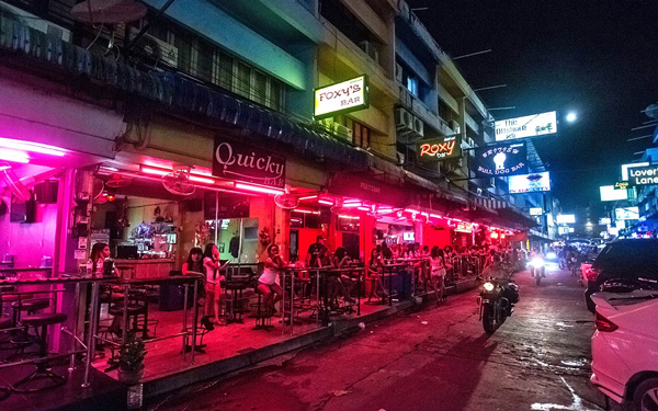 Khám phá cuộc sống sôi động Pattaya về đêm | Saigon Star Travel Các quán bar về đêm tại Soi 6