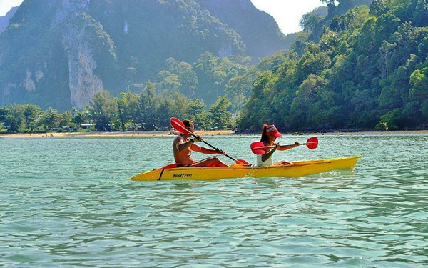 Khám phá đảo Phi Phi - hòn ngọc xanh của Thái Lan | Saigon Star Travel Chèo thuyền Kayak tại đảo Phi Phi