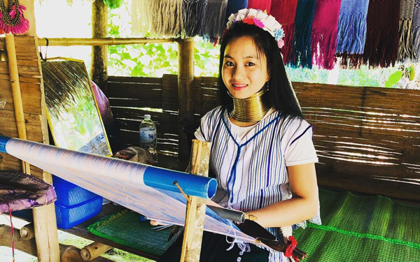Khám phá làng cổ dài Karen kỳ lạ tại Thái Lan | Saigon Star Travel Không khó để bắt gặp những thiếu nữ đang ngồi dệt vải tại đây