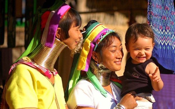Khám phá làng cổ dài Karen kỳ lạ tại Thái Lan | Saigon Star Travel Số lượng vòng trên cổ càng nhiều chứng tỏ gia đình càng giàu có và sung túc