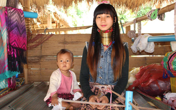 Khám phá làng cổ dài Karen kỳ lạ tại Thái Lan | Saigon Star Travel Hầu hết ở làng đều là phụ nữ và trẻ nhỏ vì những người đàn ông đều phải đi làm ở xa