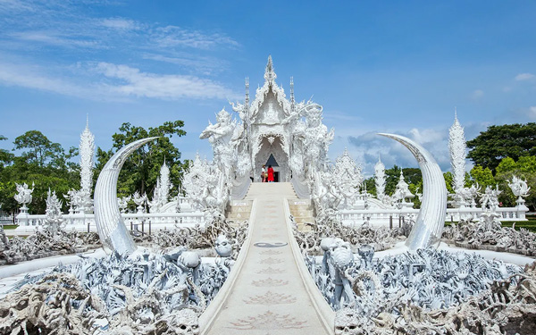 Chùa Wat Rong Khun cho tới nay vẫn còn đang trong quá trình hoàn thiện