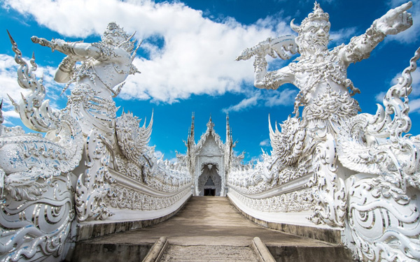 Khám phá ngôi chùa trắng độc đáo Wat Rong Khun | Saigon Star Travel Ngôi chùa được tạo nên từ những đường nét cực kỳ chi tiết và công phu