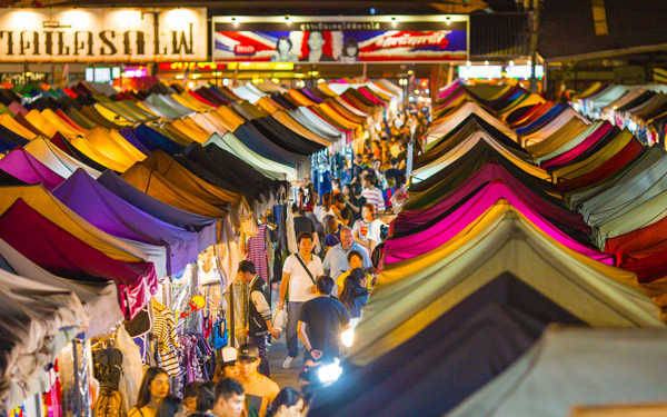 Khám phá những khu chợ Thái Lan nổi tiếng sầm uất | Saigon Star Travel Người người đông đúc mua sắm tại Chợ đêm Ratchada