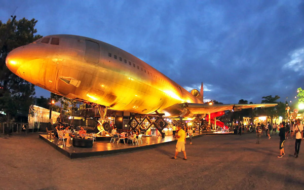 Khám phá những khu chợ Thái Lan nổi tiếng sầm uất | Saigon Star Travel Chang Chui gây ấn tượng bởi giữa chợ có một chiếc máy bay Airbus cũ