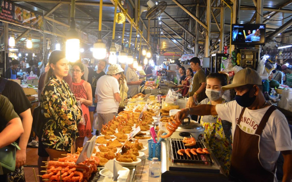 Khám phá Patong Walking - phố đi bộ sầm uất của Thái Lan | Saigon Star Travel Thưởng thức thực phẩm tươi sống được chế biến ngay tại khu chợ Banzaan
