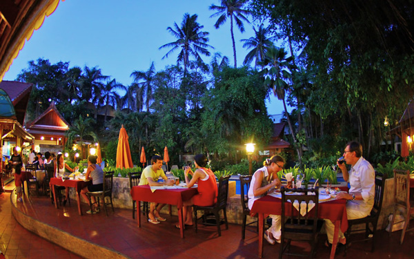 Khám phá Patong Walking - phố đi bộ sầm uất của Thái Lan | Saigon Star Travel Trong các nhà hàng tại Patong Walking