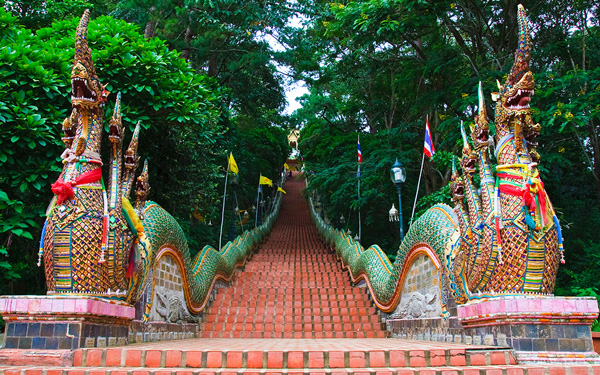 Khám phá Phrathat Doi Suthep - ngôi chùa linh thiêng nhất Chiang Mai | Saigon Star Travel Hai tượng rồng hai bên lối bậc thang lên chùa Phrathat Doi Suthep