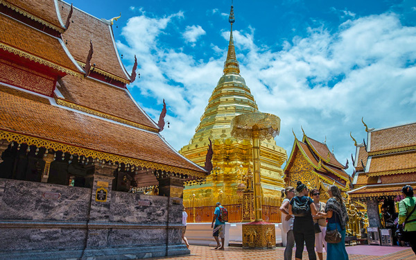 Khám phá Phrathat Doi Suthep - ngôi chùa linh thiêng nhất Chiang Mai | Saigon Star Travel Có rất nhiều khách du lịch đã tìm đến để cầu bình an, may mắn