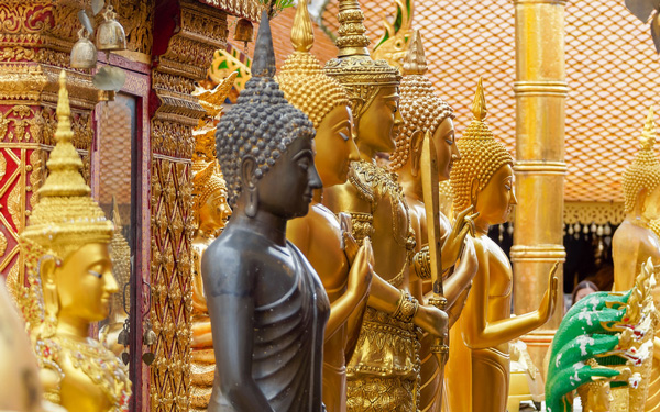 Khám phá Phrathat Doi Suthep - ngôi chùa linh thiêng nhất Chiang Mai | Saigon Star Travel Những bức tượng được dát vàng