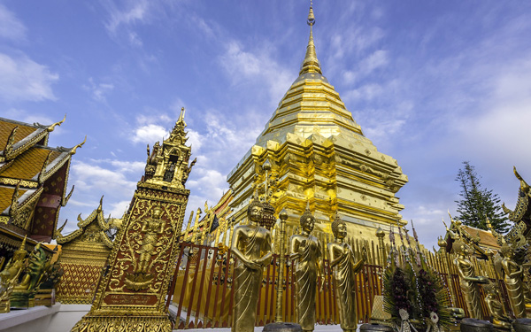 Khám phá Phrathat Doi Suthep - ngôi chùa linh thiêng nhất Chiang Mai | Saigon Star Travel Ngọn tháp uy nghi ở trung tâm