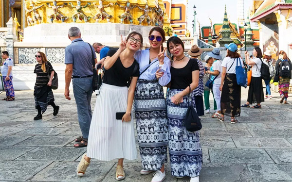 Khám phá Phrathat Doi Suthep - ngôi chùa linh thiêng nhất Chiang Mai | Saigon Star Travel Vì là nơi tâm linh nên du khách cần lưu ý về trang phục khi đến tham quan