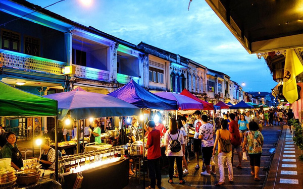 Khám phá Phuket Old Town - thành cổ trăm tuổi của Thái Lan | Saigon Star Travel Nhiều nền ẩm thực trên thế giới hội tụ đầy đủ tại Phuket Old Town