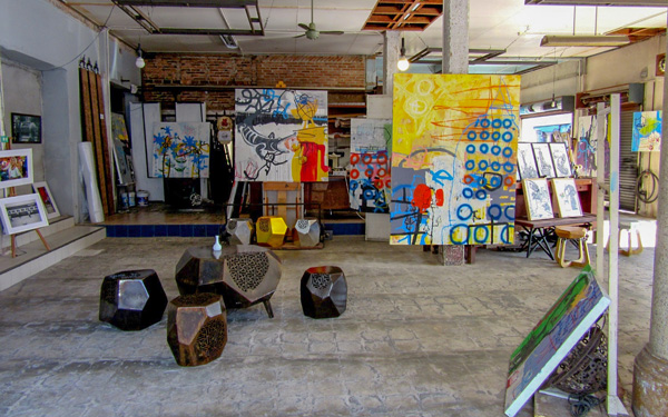 Khám phá Phuket Old Town - thành cổ trăm tuổi của Thái Lan | Saigon Star Travel Những phòng tranh nhỏ dọc con phố ngõ chính Phuket Old Town