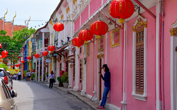 Khám phá Phuket Old Town - thành cổ trăm tuổi của Thái Lan | Saigon Star Travel Những chiếc đèn lồng tại khu phố người Hoa