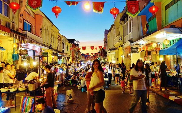 Khám phá Phuket Old Town - thành cổ trăm tuổi của Thái Lan | Saigon Star Travel Màn đêm dần buôn trên những con phố của Phuket Old Town