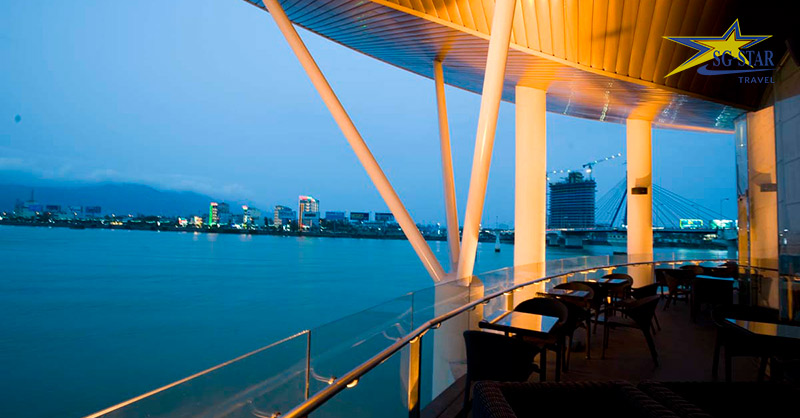 Một góc nhìn ra sông của quán Memory Lounge