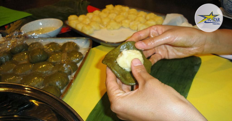 Khi gói bánh ít cần đến sự khéo léo để những chiếc bánh đẹp mắt và không bị vô nước