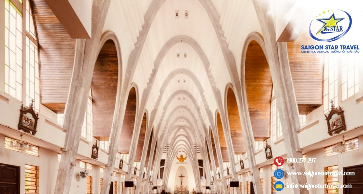 Không gian rộng lớn bên trong Thánh đường