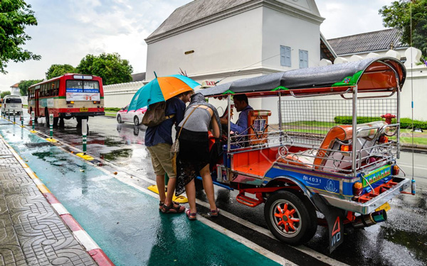 Không nên bỏ qua nếu chưa biết đi du lịch Thái Lan nên mặc gì | Saigon Star Travel Những cơn mưa bất chợt vào mùa nóng tại Thái Lan có thể gây ảnh hưởng đến chuyến đi