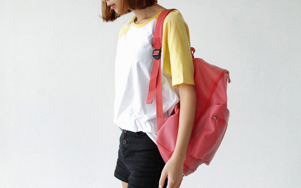 Không nên bỏ qua nếu chưa biết đi du lịch Thái Lan nên mặc gì | Saigon Star Travel Luôn mang theo túi xách hoặc balo nhỏ để đựng những đồ vật cần thiết