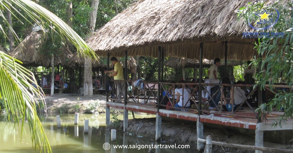 Khu chòi lá ven sông để tận hưởng không khí trong lành