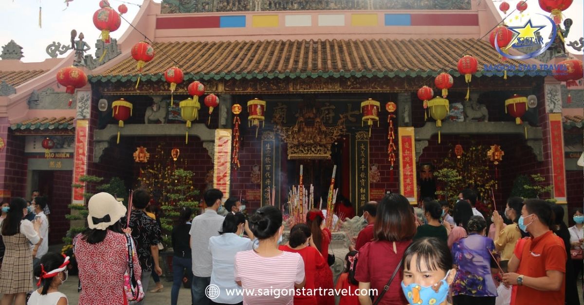 Người dân đổ về chùa Ông cầu bình an đầu năm mới