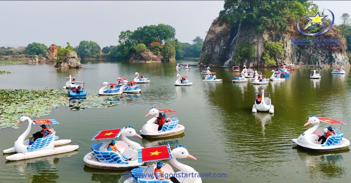 Trải nghiệm đạp vịt thư giãn trên mặt hồ Long Ẩn