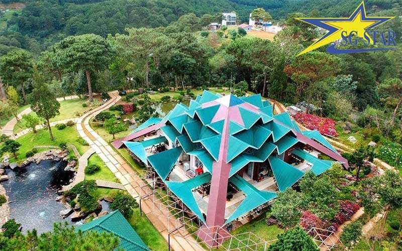 Nhà trống nhà Mái là một trong các công trình kiến trúc hấp dẫn.