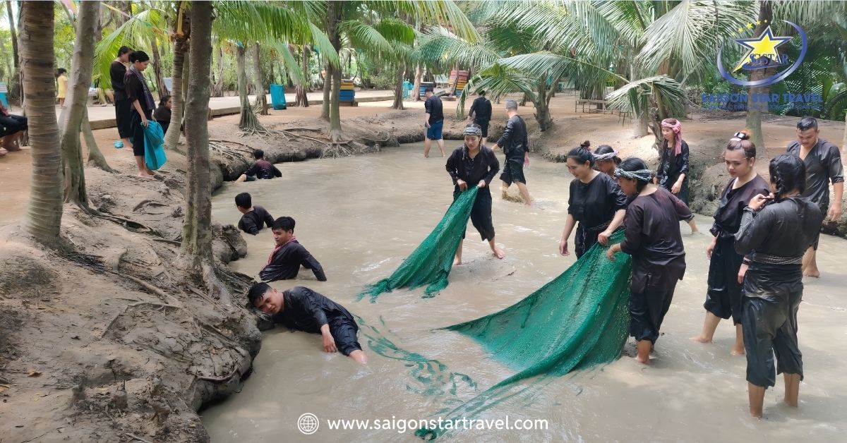 Tát mương bắt cá Lan Vương