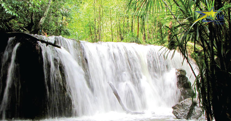 Địa Điểm Du Lịch Phú Quốc Hấp Dẫn Nhất Bạn Không Nên Bỏ Qua | Saigon Star Travel Thác ở suối Tranh với dòng chảy mạnh mẽ